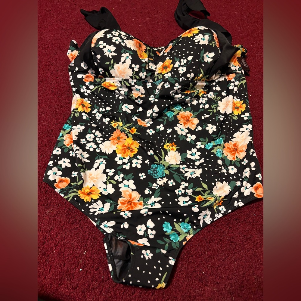 TORRID SZ 4X OR 26 NWT ONE PC SWIMSUIT BATHING ELLIE FLORAL WIRELESS BANDEAU